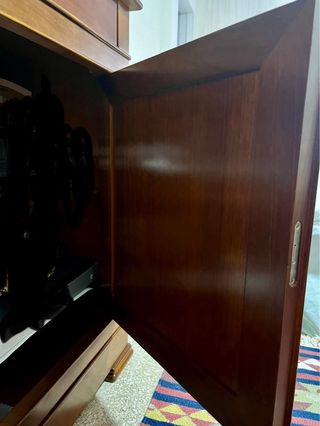 comoda    de madera marrón