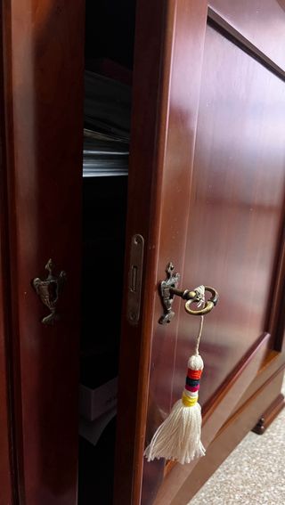 comoda    de madera marrón