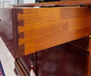 comoda    de madera marrón