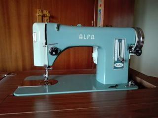 Máquina de coser Alfa con mueble