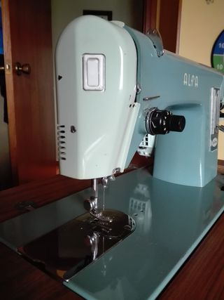 Máquina de coser Alfa con mueble