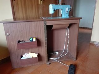 Máquina de coser Alfa con mueble