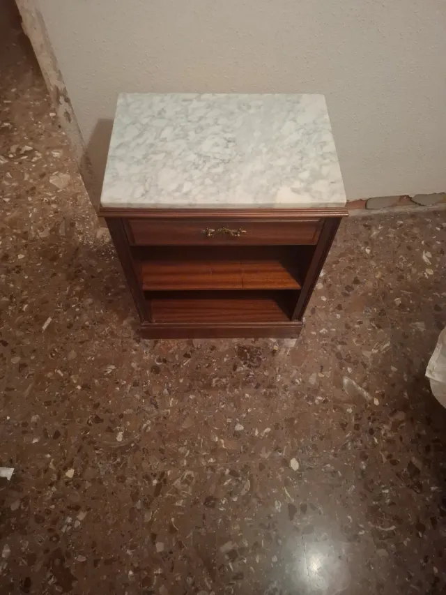 Comodino in legno e marmo