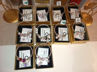 Pulsera Pandora con charms de disney,ositos...