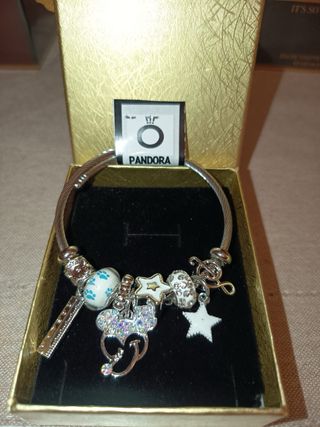 Pulsera Pandora con charms de disney,ositos...