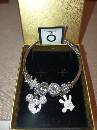 Pulsera Pandora con charms de disney,ositos...