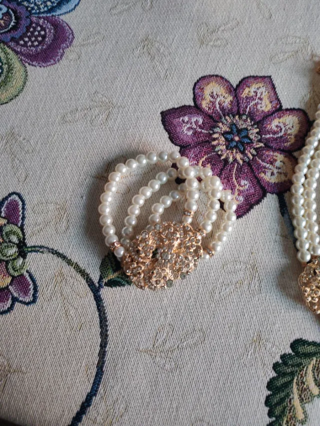 Collar de perlas multicapa con broche