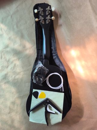 Ukelele Soprano con funda y accesorios - Madera