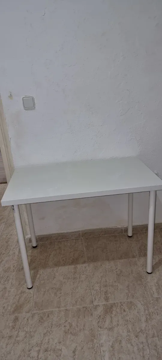 Escritorio blanco y gris