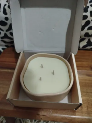 Candela aromatica Zara Home in ceramica pietra beige