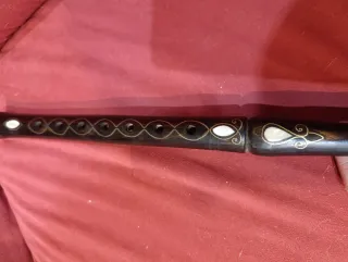 Flauta de madera artesanal decorada