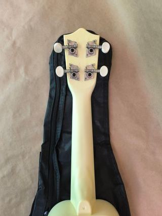 Ukelele Soprano 21" con funda - Amarillo (nuevo)