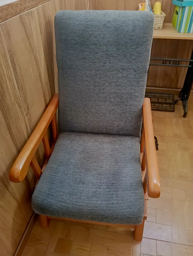 Butaca tapizada tela y madera maciza