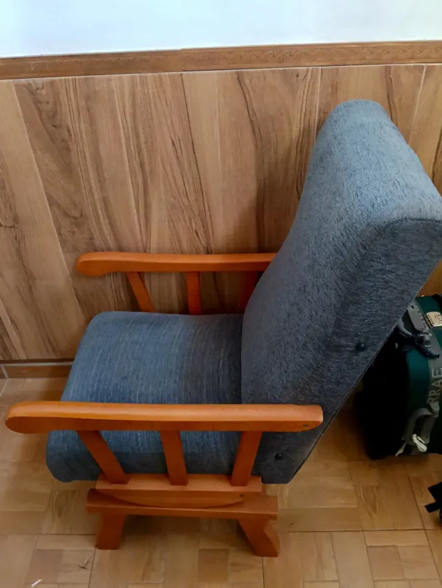 Butaca tapizada tela y madera maciza