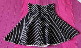 Falda corta con vuelo