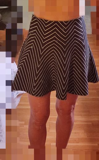 Falda corta con vuelo