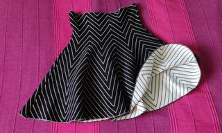 Falda corta con vuelo