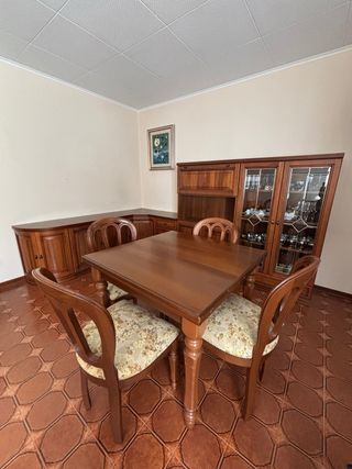 Set soggiorno: credenza, tavolo e sedie