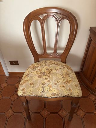 Set soggiorno: credenza, tavolo e sedie