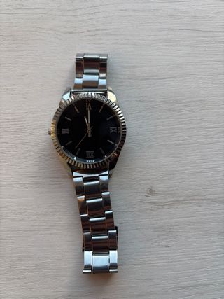 Reloj de pulsera plateado y negro