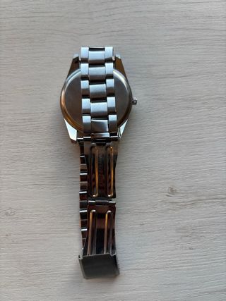 Reloj de pulsera plateado y negro
