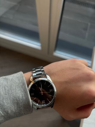 Reloj de pulsera plateado y negro