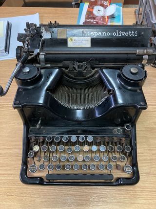 Máquina de escribir antigua Hispano-Olivetti