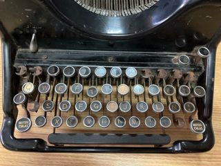 Máquina de escribir antigua Hispano-Olivetti