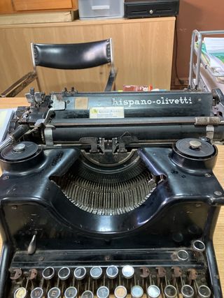 Máquina de escribir antigua Hispano-Olivetti
