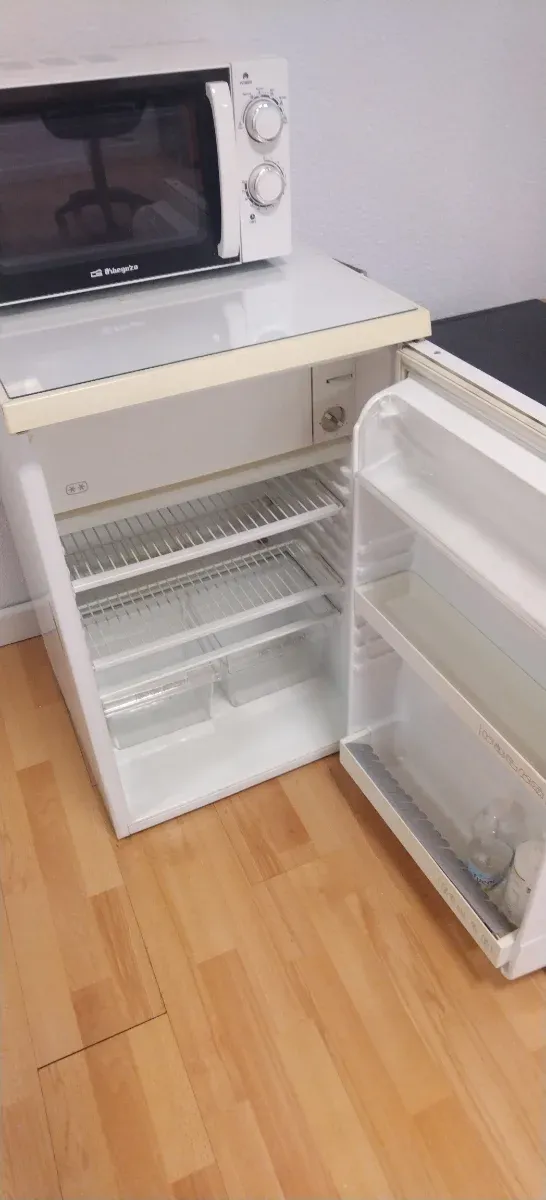 Nevera mediana blanca