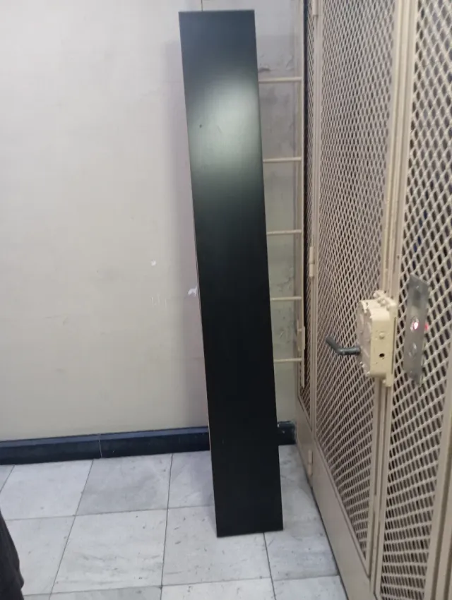 Estantería de pared negra de madera