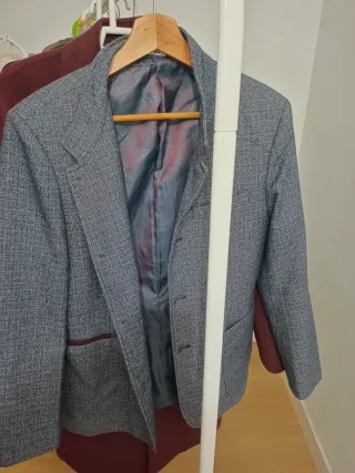 Americana gris con forro rojo