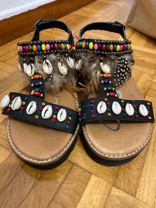 Sandalias conchas y plumas