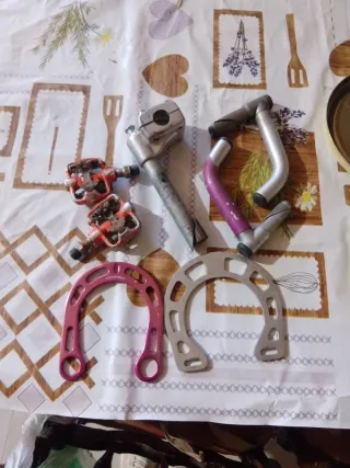 Piezas de bicicleta: pedales, manillar, frenos