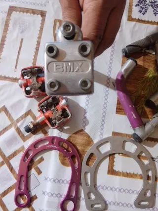 Piezas de bicicleta: pedales, manillar, frenos