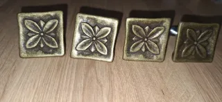 Tiradores cuadrados con diseño floral