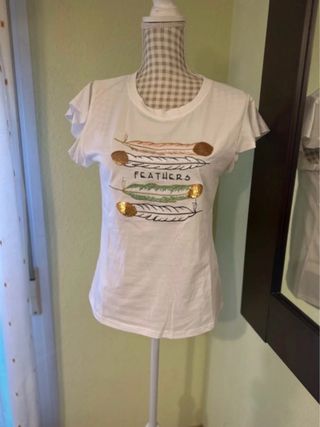 Camiseta volante mujer con plumas