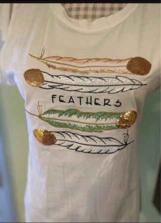 Camiseta volante mujer con plumas