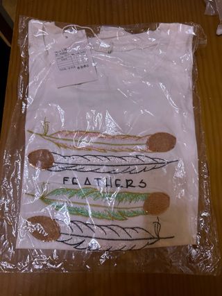 Camiseta volante mujer con plumas