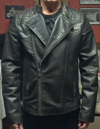 Chaqueta de cuero estilo motera negra