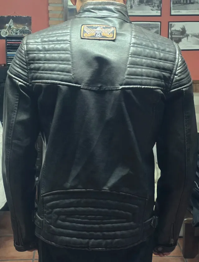 Chaqueta de cuero estilo motera negra