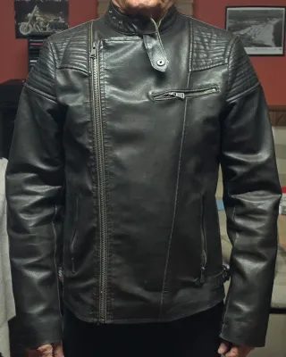 Chaqueta de cuero estilo motera negra