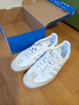 Zapatillas Adidas Blancas y Beige