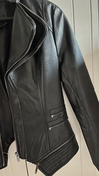 Chaqueta tipo cuero cremalleras entallada Talla M