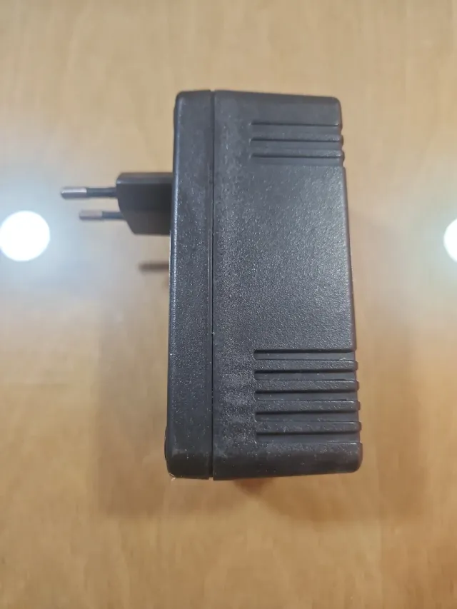 Adaptador AC/DC 13.5V 1000mA mechero coche