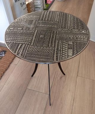 Tavolino rotondo in metallo