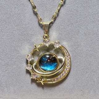 Bisutería: Collar con diseño estrellas y planeta.