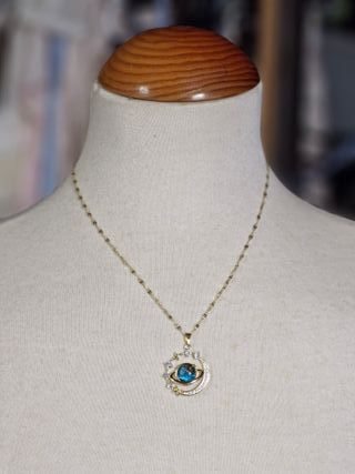 Bisutería: Collar con diseño estrellas y planeta.