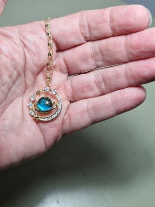 Bisutería: Collar con diseño estrellas y planeta.