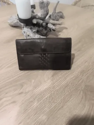 Monedero de piel marrón